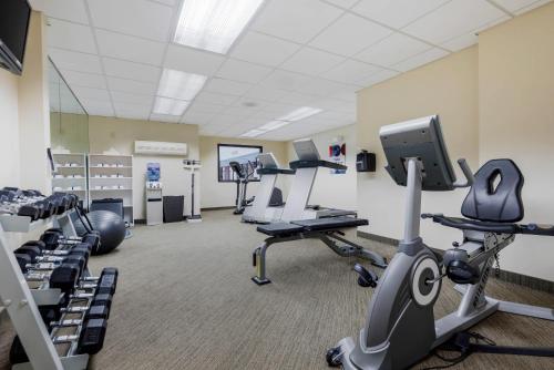 Fitness centrum a/nebo fitness zařízení v ubytování Clarion Inn Elmira-Horseheads