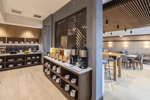 a kitchen with a counter with aasteryasteryasteryasteryasteryasteryasteryasteryastery at Hyatt Place Reno in Reno