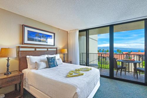 Un dormitorio con una cama y un balcón con vistas. en Kaanapali Shores Studio #742, en Lahaina