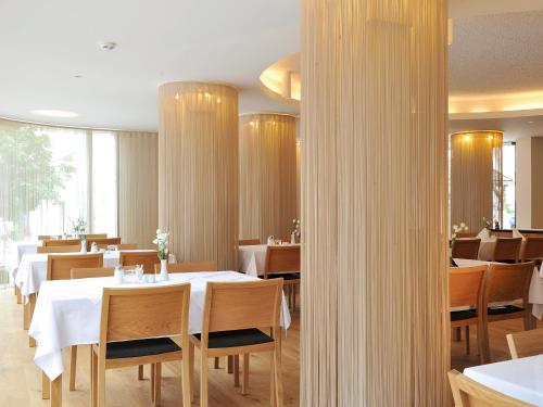 Ein Restaurant oder anderes Speiselokal in der Unterkunft Hotel Hinteregger 