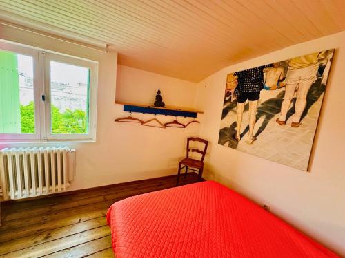 - une chambre avec un lit rouge et une fenêtre dans l'établissement Maison GALERIE - Port de Mornac & Art de vivre, à Mornac-sur-Seudre