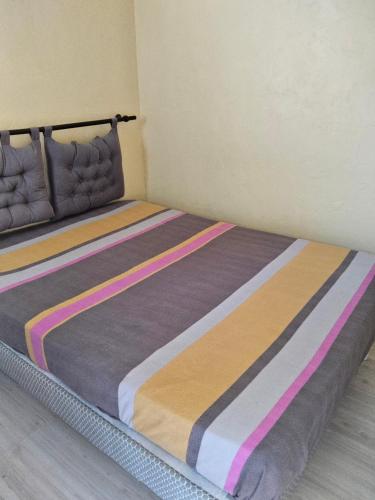 un lit dans une chambre avec un cadre de lit dans l'établissement La mouette Clim vue mer accès plage direct, à Fleury