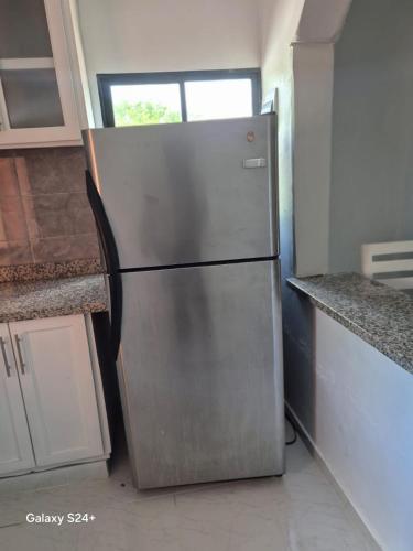 einem Kühlschrank aus Edelstahl in einer kleinen Küche in der Unterkunft Ichi paradise najayo beach in San Cristóbal