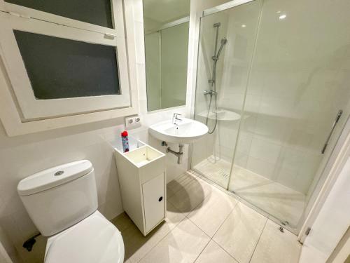 A bathroom at RHODAS 16