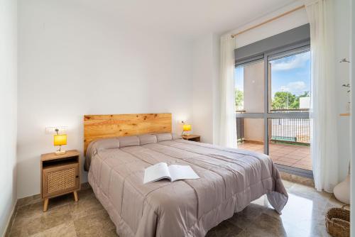 een slaapkamer met een groot bed en een balkon bij BLUE BEACH HOUSE, Retamar, Cabo de Gata in Almería