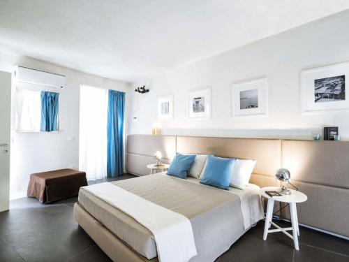 シラクーサにあるCasa Ortigiaのベッドルーム(青い枕の大型ベッド1台付)