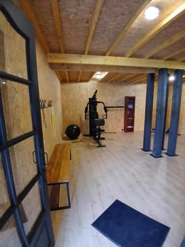 a room with a gym with a machine in it at Les Oliviers in Chériennes
