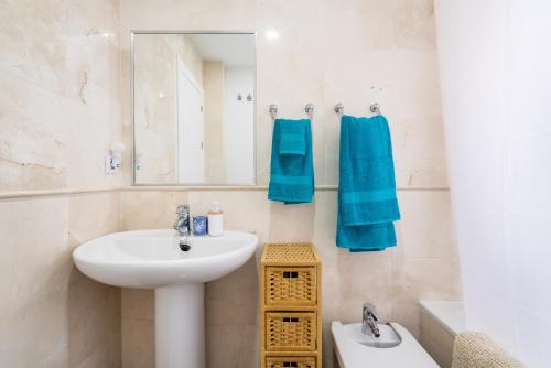 een badkamer met een wastafel en een spiegel bij BLUE BEACH HOUSE, Retamar, Cabo de Gata in Almería