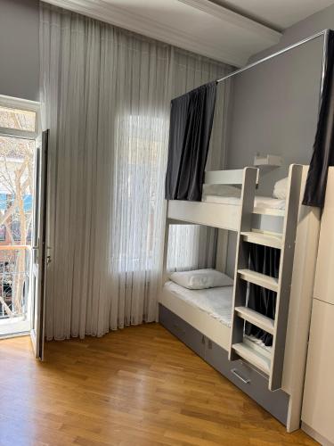 Postel nebo postele na pokoji v ubytování Gunel's Hostel Baku