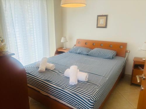 フロギタにあるBoutique Apartment 1のベッドとタオル2枚のある寝室