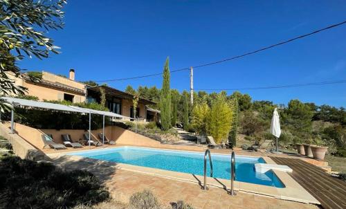 une piscine devant une maison dans l'établissement Villa Férus Piscine chauffée chambres d'hôtes, à Buis-les-Baronnies