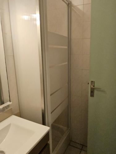 une salle de bain avec douche et lavabo dans l'établissement Les pieds dans l'eau, à Narbonne