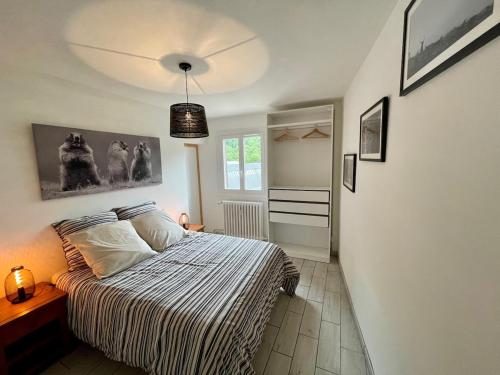 - une chambre avec un lit au plafond dans l'établissement Appartement unique en plein cœur du vieux village, à Saint-Lary-Soulan