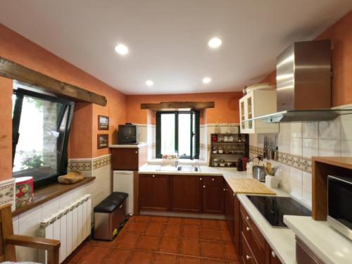 Kuchyň nebo kuchyňský kout v ubytování Casa Rural La Majada de Peñacorada