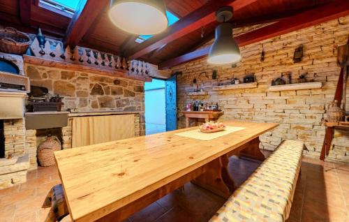 Dapur atau dapur kecil di Lovely Home In Zagrad