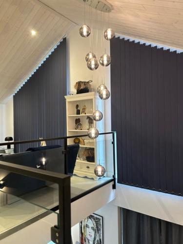 une pièce avec des stores noirs et une table avec des lumières dans l'établissement FOURAS villa Jean Michèle Villa Neuve en front de mer, à Fouras