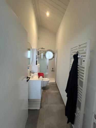 une salle de bain avec un lavabo, des toilettes et une baignoire dans l'établissement FOURAS villa Jean Michèle Villa Neuve en front de mer, à Fouras