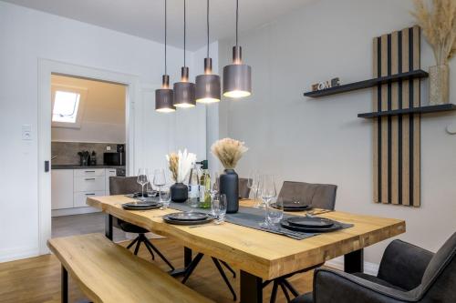 a dining room with a wooden table and chairs at 3 BR - Luxus - Arbeitsplatz - Wifi - Küche - Kaffee in Wiesbaden