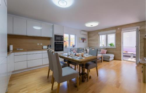 a kitchen and dining room with a table and chairs at Cozy Apartment In Fazana With Wifi in Fažana