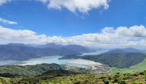 a view of a lake in the middle of a mountain at Havelock Haven in Havelock