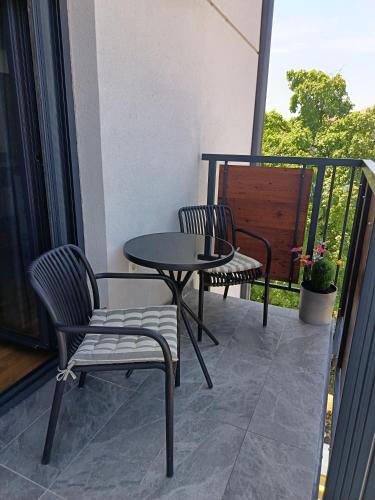 two chairs and a table on a balcony at Orca Apartman in Jagodina