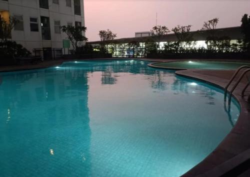 Bazén v ubytování Serpong Garden Cisauk CATTLEYA Tower nebo v jeho okolí