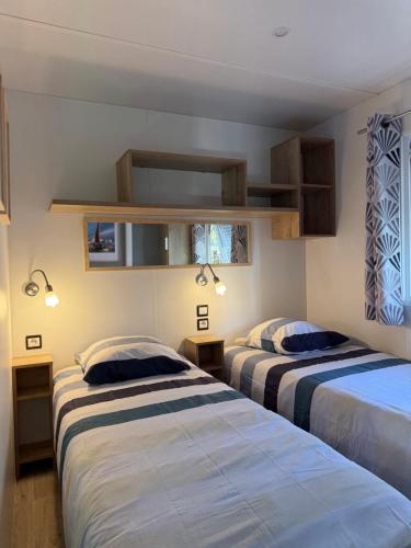 - 2 lits dans une chambre avec 2 lits dans l'établissement Mobil-home plage des casernes, à Seignosse