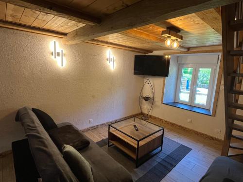 TV a/nebo společenská místnost v ubytování Le Moulin