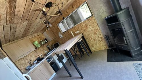 Kuchyň nebo kuchyňský kout v ubytování Chalet champêtre Le Doux Refuge