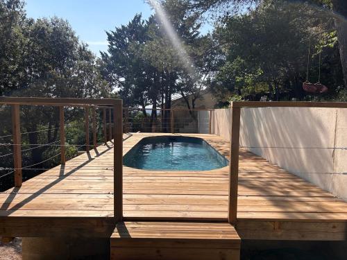 un bassin profond sur une terrasse en bois avec un arroseur dans l'établissement Casa Lub, à Apt