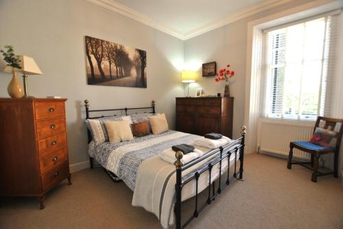 Katil atau katil-katil dalam bilik di Seaglass Cottage Anstruther- stylish seaside stay