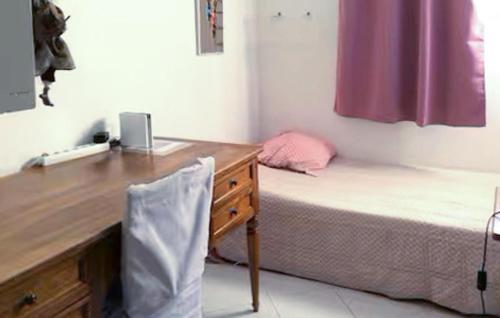 a bedroom with a desk and a bed with a dresser at Stunning Home In Morières-Lès-Avignon in Morières-lès-Avignon