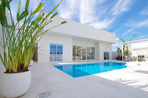 a swimming pool in a villa with a blue pool at 愛犬と泊まれるvilla,温水プール,サウナ,BBQ,ドッグラン,海まで徒歩5分,千葉 一宮---THE NALU --- in Ichinomiya