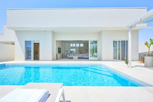 a swimming pool in a villa with a house at 愛犬と泊まれるvilla,温水プール,サウナ,BBQ,ドッグラン,海まで徒歩5分,千葉 一宮---THE NALU --- in Ichinomiya