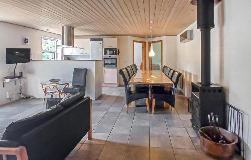 Et opholdsområde på Beautiful Home In Højslev With Sauna