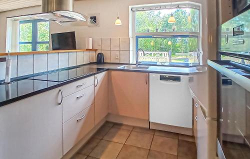 Køkken eller tekøkken på Beautiful Home In Højslev With Sauna