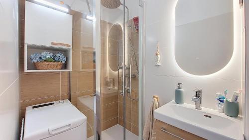 une salle de bain avec une douche, des toilettes et un lavabo dans l'établissement V-Landes 10-Joli petit appartement proche lac marin dans résidence avec piscine, à Vieux-Boucau-les-Bains