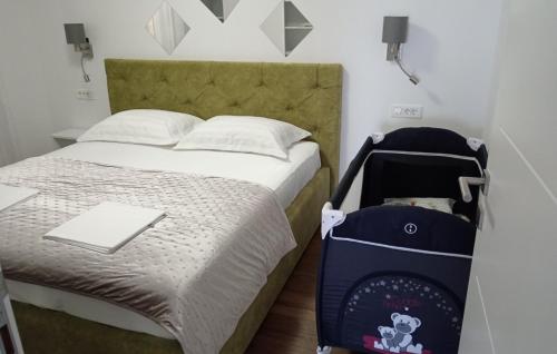 ÐurinićiにあるApartman Twins 1 by Villas Guideのベッドルーム1室(スーツケース付)
