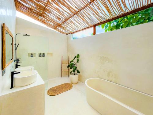 Ένα μπάνιο στο Mango Valley 3 Villa & Gym - Kuta Central Lombok