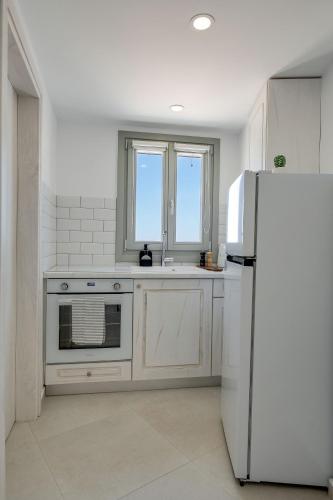 Una cocina o zona de cocina en SantoView Suites