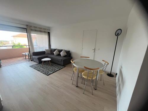un salon avec une table et un canapé dans l'établissement Hot Rabha, à La Croix-Valmer