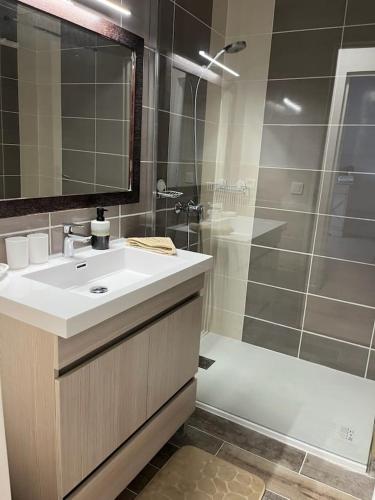 une salle de bain avec un lavabo et une douche dans l'établissement Hot Rabha, à La Croix-Valmer