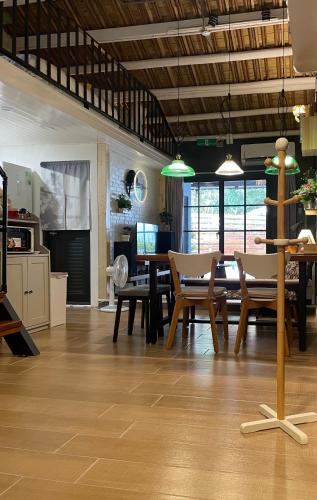 a kitchen and dining room with a table and chairs at 糸旅行蹤 老宅民宿包棟 in Gukeng