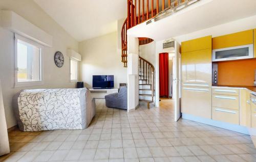 un salon avec un lit et une cuisine dans l'établissement Pet Friendly Apartment In Hyères, à Hyères