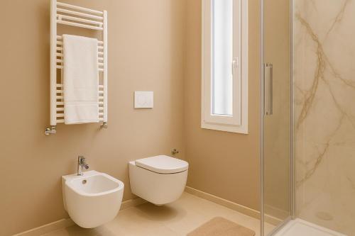 a bathroom with a toilet and a shower at Bellosguardo in Poggi
