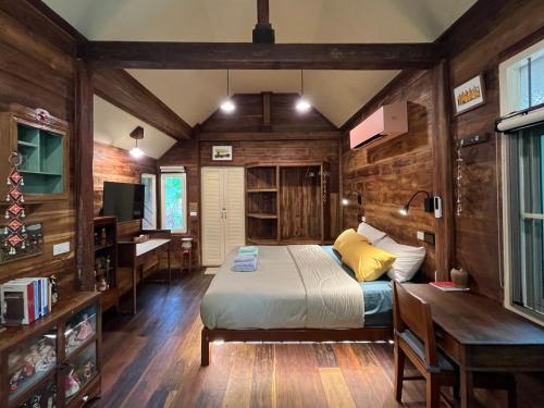 Ένα ή περισσότερα κρεβάτια σε δωμάτιο στο 206 Wan Warn, 3 wooden houses in Kaeng Krachan Forest