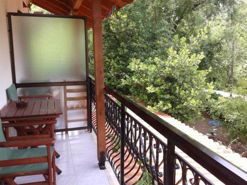 Ein Balkon oder eine Terrasse in der Unterkunft Akamatis Giorgos