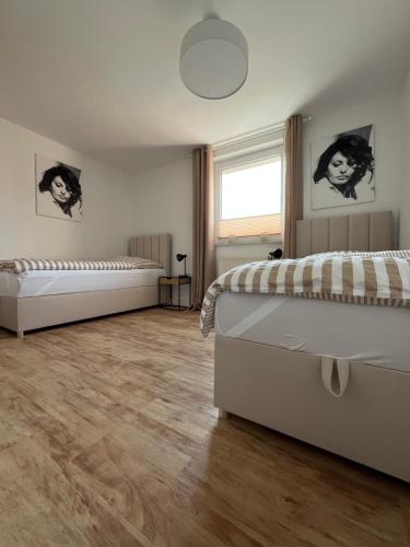 a bedroom with two beds and a window at Casa Sophia - stadtnahe, großzügige Ferienwohnung in Regensburg