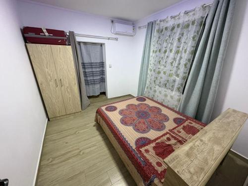 a small room with a bed and a window at Residence Haulkory in Belle Vue