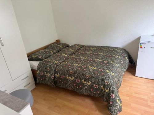 - une petite chambre avec 2 lits et un réfrigérateur dans l'établissement appartement entier 4 chambres, à Saint-Herblain